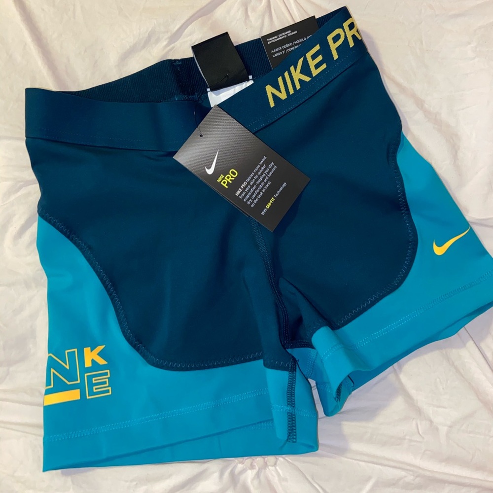 NWT Wmns Nike Pro Short Sz Small